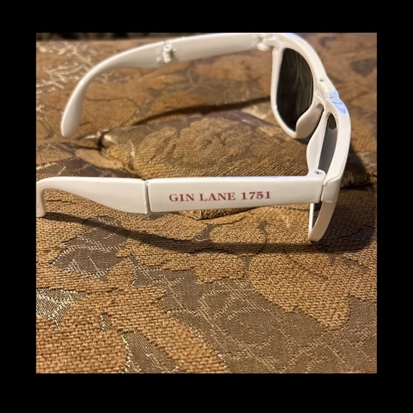 Cynthia Rowley Cloth Drawstring Bag Gin Lane 1751 More Gin Please FREE SUNGLASS - Picture 12 of 16